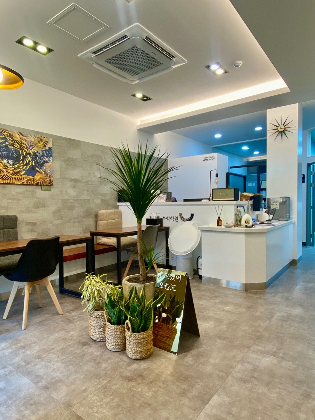 따뜻한 분위기의 스터디카페 메인홀