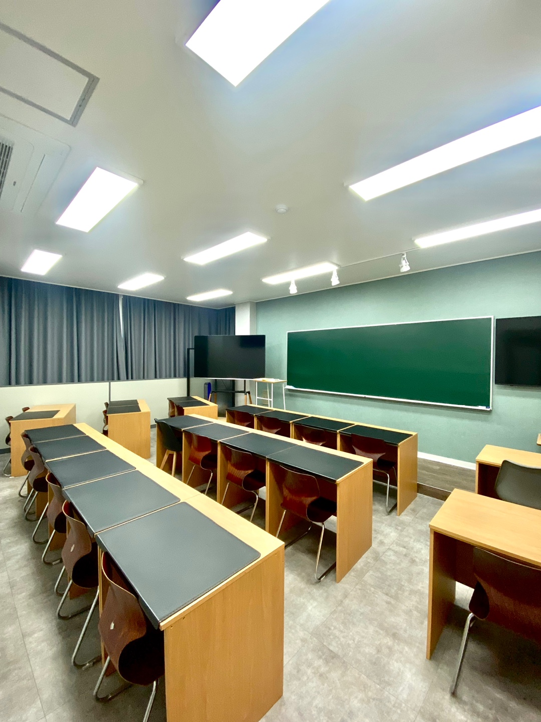 조용한 개인석과 집중 조명