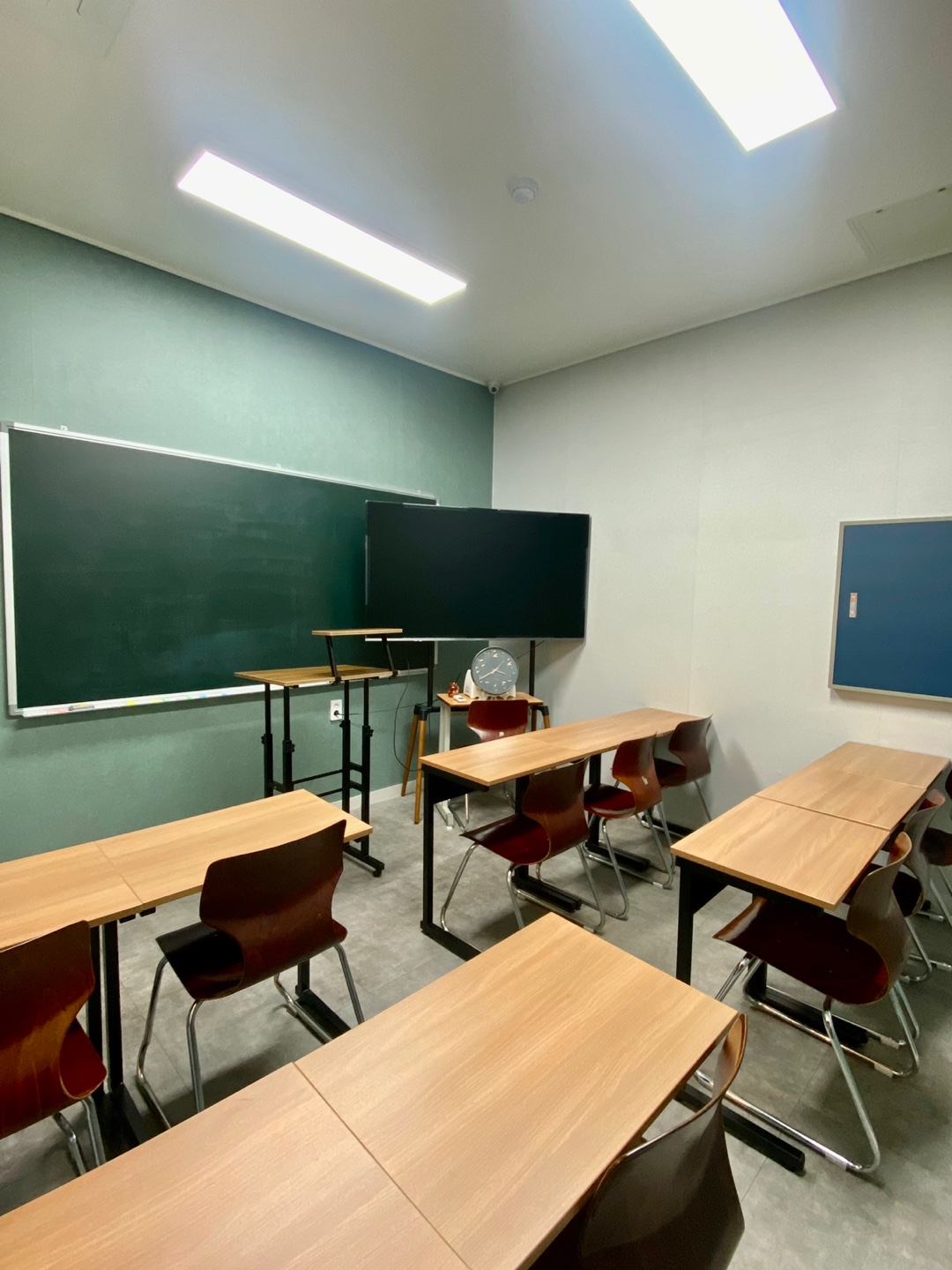 책과 노트, 커피가 있는 책상